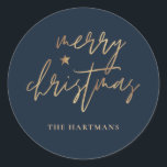 Elegantes Script Merry Christmas Gold Star Navy Bl Runder Aufkleber<br><div class="desc">Diese stilvollen Weihnachtsaufkleber sind mit elegantem Typografie-Lesen,  "Frohe Weihnachten" in den Imitaten goldenen Folie,  zusammen mit einem kleinen Star-Akzent. Die Hintergrundfarbe kann auf jede gewünschte Farbe angepasst werden! Ideal für Umschlag Aufkleber,  Gastgeschenk-Etiketten oder Geschenkaufkleber!</div>