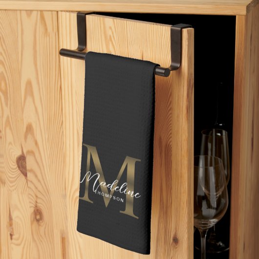 Elegantes Script Metallic Black and Gold Monogram Geschirrtuch (Drittel gefaltet)