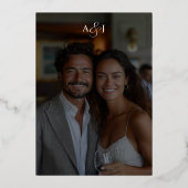 Elegantes Script Minimal formales White Foto Hochz Folieneinladung (Rückseite)