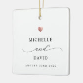 Elegantes Script Minimal Rose Goldenes Herz Hochze Keramikornament (Links)