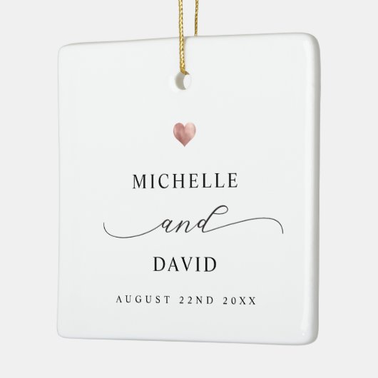 Elegantes Script Minimal Rose Goldenes Herz Hochze Keramikornament (Links)