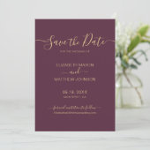 Elegantes Script Minimalistisch Burgundy Gold Wedd Save The Date (Stehend Vorderseite)