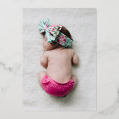 Elegantes Script Minimalistisch Foto Christening Folieneinladung (Rückseite)