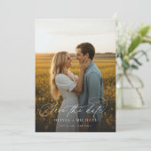 Elegantes Script Minimalistisch Wedding Foto Save The Date (Stehend Vorderseite)