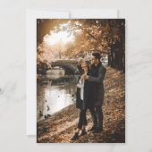 Elegantes Script Moderne 2-Foto Hochzeit Einladung (Rückseite)