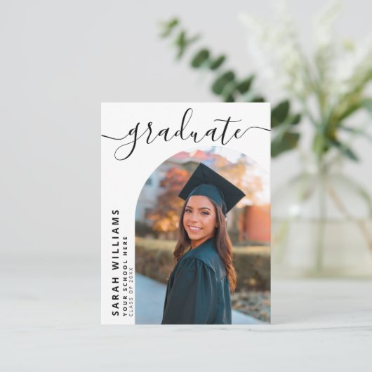 Elegantes Script Moderne Ankündigung von Abschlüss Postkarte (Stehend Vorderseite)