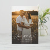 Elegantes Script Modernes Hochzeitsszenario-Foto Save The Date (Stehend Vorderseite)