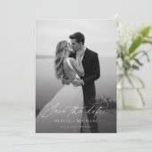 Elegantes Script Modernes Hochzeitsszenario-Foto Save The Date (Stehend Vorderseite)
