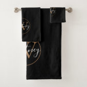 Elegantes Script Monogram Black and Gold Badhandtuch Set (Insitu)