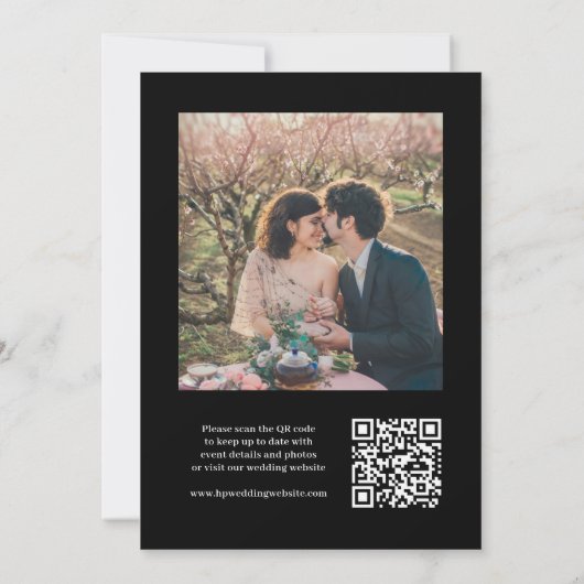 Elegantes Script Monogram QR Code Foto Hochzeit Save The Date (Rückseite)
