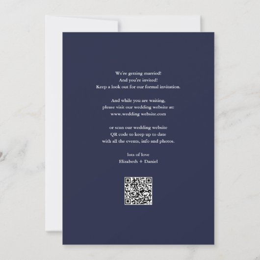 Elegantes Script Navy Blue QR Code Hochzeit Save The Date (Rückseite)