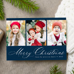 Elegantes Script Navy Frohe Weihnachten 3 Foto<br><div class="desc">Einfache Weihnachtskarte mit drei senkrechten Fotos und "Frohe Weihnachten" in einem festlichen weißen Kalligrafieschrift auf marinischem Hintergrund. Personalisieren Sie die Vorderseite der Multi-Foto Weihnachtskarte mit Ihrem Familiennamen und dem Jahr. Die Karte kehrt zurück,  um ein modernes Marinemodell und ein kariertes Weiß anzuzeigen.</div>