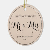 Elegantes Script neu verheiratet First Christmas M Keramik Ornament (Links)