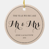 Elegantes Script neu verheiratet First Christmas M Keramik Ornament (Hinten)