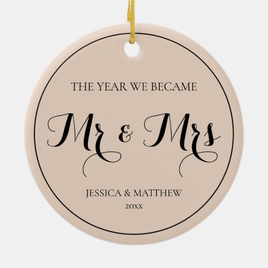 Elegantes Script neu verheiratet First Christmas M Keramik Ornament (Hinten)