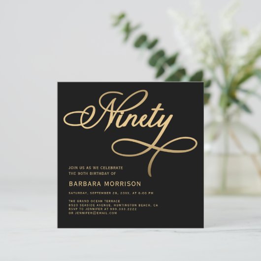 Elegantes Script neunziges Black Gold 90. Geburtst Einladung (Stehend Vorderseite)