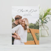 Elegantes Script-Portrait mit Foto auf der Rücksei Save The Date (Stehend Vorderseite)