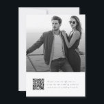 Elegantes Script QR Code Foto Hochzeit Einladung<br><div class="desc">Herzlich willkommen zu einem romantischen Fest mit unserem "Elegant Script QR Code Foto Budget Wedding Invitation" Dieses Design verbindet wunderbar eine atemberaubende rustikale Kulisse mit modernem boho Flair,  betont durch einfache Kalligraphie und einen praktischen QR Code für einen einfachen Zugang zu den Veranstaltungsdetails.</div>