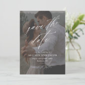 Elegantes Script QR-Code Hochzeitsstift Foto Save The Date (Stehend Vorderseite)