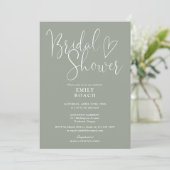 Elegantes Script QR Code Sage Green Brautparty Einladung (Stehend Vorderseite)