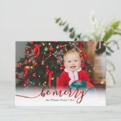 Elegantes Script Red Be Merry Foto Weihnachten (Stehend Vorderseite)
