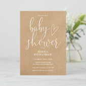 Elegantes Script Rustic Kraft Foto Baby Shower Einladung (Stehend Vorderseite)