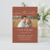 Elegantes Script Rustic Terracotta Save the Date (Stehend Vorderseite)