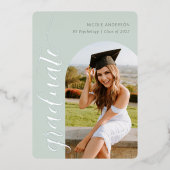 Elegantes Script-Sage Graduation Party-Arch-Foto Folieneinladung (Vorderseite)