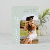 Elegantes Script-Sage Graduation Party-Arch-Foto Folieneinladung (Stehend vorne)