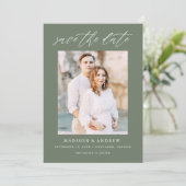 Elegantes Script Sage Green Foto Save The Date (Stehend Vorderseite)
