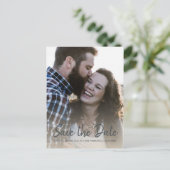 Elegantes Script Save the Date Verlobung Foto Ankündigungspostkarte (Stehend Vorderseite)