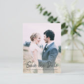 Elegantes Script Save the Date Verlobung Foto Ankündigungspostkarte (Stehend Vorderseite)