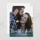 Elegantes Script Save the Date Verlobung Foto Ankündigungspostkarte (Vorne/Hinten)