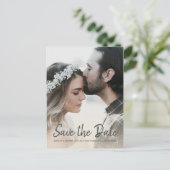 Elegantes Script Save the Date Verlobung Foto Ankündigungspostkarte (Stehend Vorderseite)