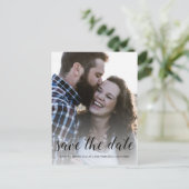 Elegantes Script Save the Date Verlobung Foto Ankündigungspostkarte (Stehend Vorderseite)