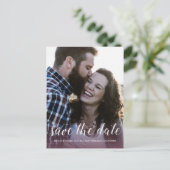 Elegantes Script Save the Date Verlobung Foto Ankündigungspostkarte (Stehend Vorderseite)