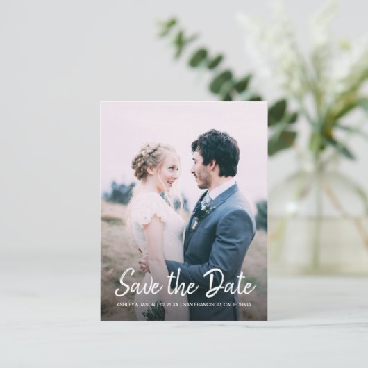 Elegantes Script Save the Date Verlobung Foto Ankündigungspostkarte (Stehend Vorderseite)