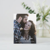 Elegantes Script Save the Date Verlobung Foto Ankündigungspostkarte (Stehend Vorderseite)