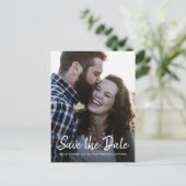 Elegantes Script Save the Date Verlobung Foto Ankündigungspostkarte (Stehend Vorderseite)