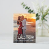 Elegantes Script Save the Date Verlobung Foto Ankündigungspostkarte (Stehend Vorderseite)