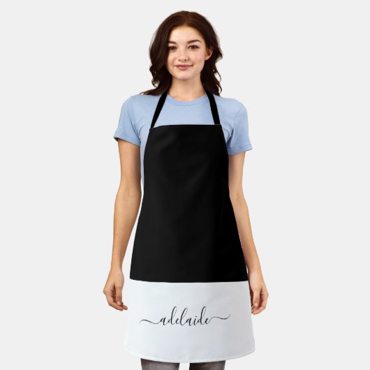 Elegantes Script Schwarz-weiß Girly Monogram Kitch Schürze (Getragen)