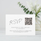 Elegantes Script Schwarz-weiß QR Code Hochzeit RSV RSVP Karte (Stehend Vorderseite)