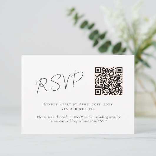 Elegantes Script Schwarz-weiß QR Code Hochzeit RSV RSVP Karte (Stehend Vorderseite)
