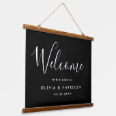 Elegantes Script Schwarz-weiß Wedding Welcome Wandteppich Mit Holzrahmen (Gewinkelt)