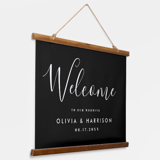 Elegantes Script Schwarz-weiß Wedding Welcome Wandteppich Mit Holzrahmen (Gewinkelt)