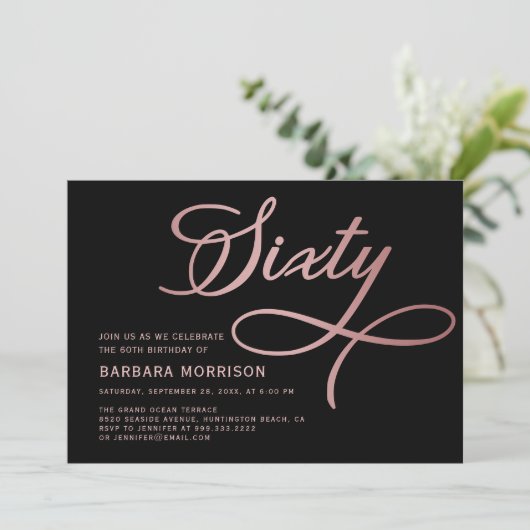 Elegantes Script Sechzigste Rose Gold 60. Geburtst Einladung (Stehend Vorderseite)