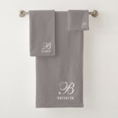 Elegantes Script Serif Monogram Light Gray Badhandtuch Set (Insitu)