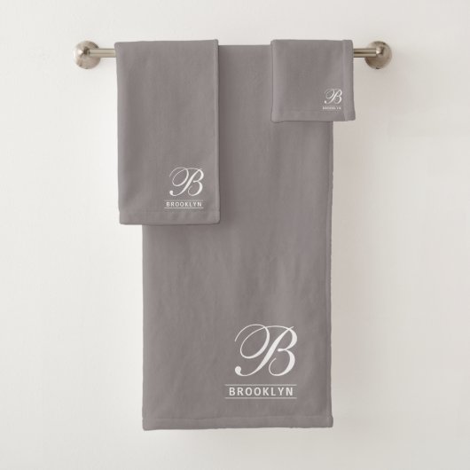 Elegantes Script Serif Monogram Light Gray Badhandtuch Set (Insitu)