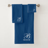 Elegantes Script Serif Monogram Navy Blue Badhandtuch Set (Insitu)