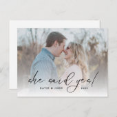 Elegantes Script Sie sagte Yes Foto Verlobung Ankündigungspostkarte (Vorne/Hinten)